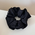 Dettaglio della trama a righe nere di un elastico in mesh per code di cavallo - Nero