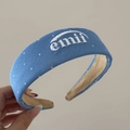 Gros plan d'un bandeau bleu texturé avec pois blancs et broderie emii élégante - Bandeau à Pois Brodé / Bleu