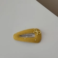 Détail d'une pince à cheveux jaune à pois avec petit nœud et base en métal argenté - Pince à Cheveux à Pois Brodée / Jaune