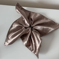 Großaufnahme des bronzefarbenen Satin-Haargummis mit Strasssteinen und Schleifenform - Aprikose