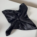 Detailansicht eines schwarzen Satin-Haargummis mit funkelnden silbernen Strasssteinen - Schwarz