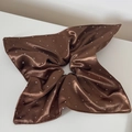 Makro-Detail von braunem Satin-Haargummi mit schimmernden silbernen Strasssteinen - Dunkelkaffee