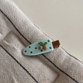 Vista dettagliata di un fermaglio per capelli a ciliegia azzurro con pois marroni su tessuto - Verde Menta Caffè Ciliegia Pois Senza Traccia