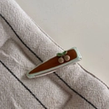 Dettaglio di un fermaglio per capelli verde menta con ciliegie su fondo in tessuto - Verde Menta Caffè Ciliegia Base Caffè Triangolo