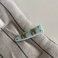 Dettaglio di un fermaglio per capelli azzurro con motivi decorativi a ciliegia marrone - Verde Menta Caffè Ciliegia Pois Triangolo