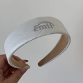 Détail d'un serre-tête argenté scintillant avec broderie emmi et doublure en daim - Serre-tête / Blanc
