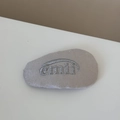 Gros plan d'un chouchou en tissu gris avec broderie argentée et texture satinée - Barrette / Argent