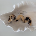 Dettaglio della molletta per capelli crema con stampa leopardata e design a onde - Stile a Forma di M Tartarugato