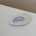 Détail d'un chouchou blanc avec logo emii brodé en argent sur tissu de haute qualité - Barrette / Blanc