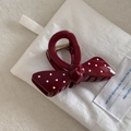 Dettaglio della molletta bordeaux a pois con molla dorata su tessuto bianco - Borgogna Pois Fiocco Annodato (8.5cm)