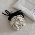 Dettaglio del fermaglio per capelli a rosa in chiffon a pois con perla d'argento - Elastico per capelli / Rosa Bianco Avorio Pois - Elastico per Capelli