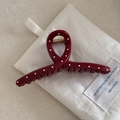 Dettaglio di un mollettone bordeaux a pois con una forte molla dorata metallica - Borgogna Pois Molla Forma Appendiabiti (13cm)