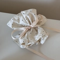 Detailansicht beige Kordelzugbeutel mit schwarzen Punkten und rosa Satinband-Verschluss - Bestickte Schleife Punktemuster Kordelzugbeutel - Cremeweiß