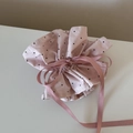 Detailansicht des rosa gepunkteten Stoffbeutels mit einer Schleife aus Satinband - Bestickte Schleife Punktemuster Kordelzugbeutel - Rosa