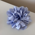 Detail van lichtblauwe satijnen hortensia scrunchie met meerlagige geplooide bloembladen - Blauw