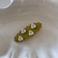 Pinza ondulada verde oliva con flores de resina blanca y pedrería en plato de cerámica - Clip Calado Ovalado Flores / Verde