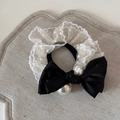 Detalle de coletero de seda con encaje y perlas decorativas sobre fondo de lino suave - Lazo de Encaje Blanco de Doble Capa