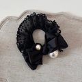 Detalle de coletero de encaje negro con lazo, perlas blancas y lunares retro - Lazo de Encaje Negro de Doble Capa