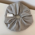 Dettaglio di un elastico per capelli a righe bianche e nere fatto a mano - Scrunchie / Strisce Bianche e Nere