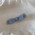 Detalle de la pinza para el pelo con lazo doble azul Morandi sobre bandeja blanca - Azul