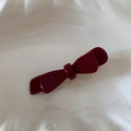 Detalle de la pinza para el pelo con lazo doble burdeos de acetato en un plato blanco - Rojo