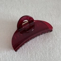 Detailed view of the dark red translucent resin hair claw with sturdy metal spring mechanism - Fan-shaped (9.5cm)