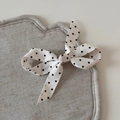 Detailopname van de haarclip met strik en zwarte stippen op witte geweven stof - Stippen Strik Clip - Wit