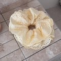 Primer plano de coletero de encaje amarillo pálido con bordado y bordes ondulados - Amarillo
