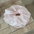 Vista detallada del coletero grande de encaje rosa claro con textura bordada calada - Rosa