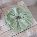 Detalle del coletero de encaje verde pálido con bordado calado y bordes ondulados - Verde