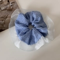 Dettaglio dell'elastico blu a pois con elegante bordo in organza bianca a balze - Blu a Pois Chiffon