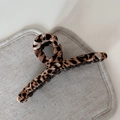 Detail einer eleganten Haarklammer mit Leopardenmuster und schwarzen Kunststoffzähnen - Beigebraunes Leopardmuster - Haarkralle