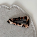Detailansicht der Haarspange mit Leopardenmuster aus Stoff in Braun und Schwarz - Beigebraunes Leopardmuster - Hohles Großes Dreieck Clip