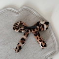 Detail einer Haarklammer mit Leopardenmuster-Schleife und stabiler schwarzer Metallbasis - Beigebraunes Leopardmuster - Schleifen-Clip