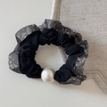 Dettaglio di elastico nero per capelli in organza con grande perla bianca elegante - Decorazione di Perle / Floreale Nero - Stile Perla