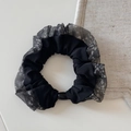 Dettaglio di elastico nero e grigio con pieghe in pizzo e una perla ovale lucida - Stile di base / Floreale Nero - Stile Semplice