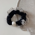 Dettaglio dell'elastico in pizzo floreale con grande perla bianca e trama elastica - Decorazione di Perle / Floreale Bianco - Stile Perla