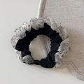 Dettaglio dell'elastico per capelli con pizzo floreale grigio e tessuto nero - Stile di base / Floreale Bianco - Stile Semplice