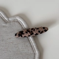 Dettaglio di un grande fermaglio per capelli in tessuto leopardato su sfondo grigio - Fermaglio per capelli / Molletta Ovale Lunga Leopardata