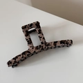 Dettaglio della grande pinza per capelli leopardata con denti antiscivolo resistenti - Pinza per capelli / Pinza a Granchio Dritta Leopardata