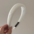 Primer plano de diadema de esponja blanca con textura de punto y detalle floral - Blanco
