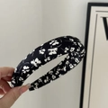 Détail d'un serre-tête noir rembourré avec des motifs floraux blancs en satin - Serre-tête Rembourré / Noir Imprimé