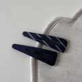 Dettaglio delle mollette BB in tessuto blu navy a righe e tinta unita su base di lino - Righe Blu Marino Triangolo Vuoto Stretto