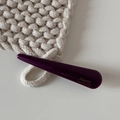 Détail de la pince à cheveux en acétate violet foncé avec inscription dorée France Handmade - Violet