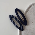 Dettaglio ravvicinato di fermagli per capelli ovali in tessuto blu navy e a righe - Righe Blu Marino Ovale Vuoto