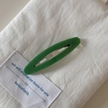 Detailansicht einer französischen grünen Haarspange aus Acetat mit Metall-Federclip - Grün