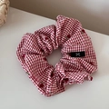 Detail eines roten Gingham Haargummis mit Kirschstickerei und schwarzem Bogen Etikett - Roter Gingham Haargummi