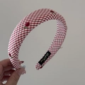 Detail eines roten Gingham Haarreifs mit Kirschstickerei und elegantem schwarzen Innenetikett - Rotes Gingham Stirnband