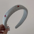 Detail eines gepolsterten Haarreifs mit schwarz-weißem Karomuster und roten Stickereien - Schwarzes Gingham Stirnband