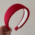 Gros plan sur la texture rayée rouge et le rembourrage intérieur blanc du serre-tête - Rouge